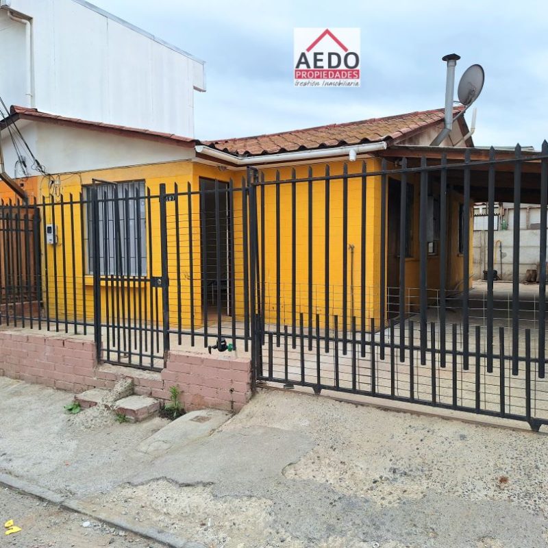 Se Vende Funcional Casa ubicada en Portal Araucarias, comuna de Quillota, Región Valparaíso.